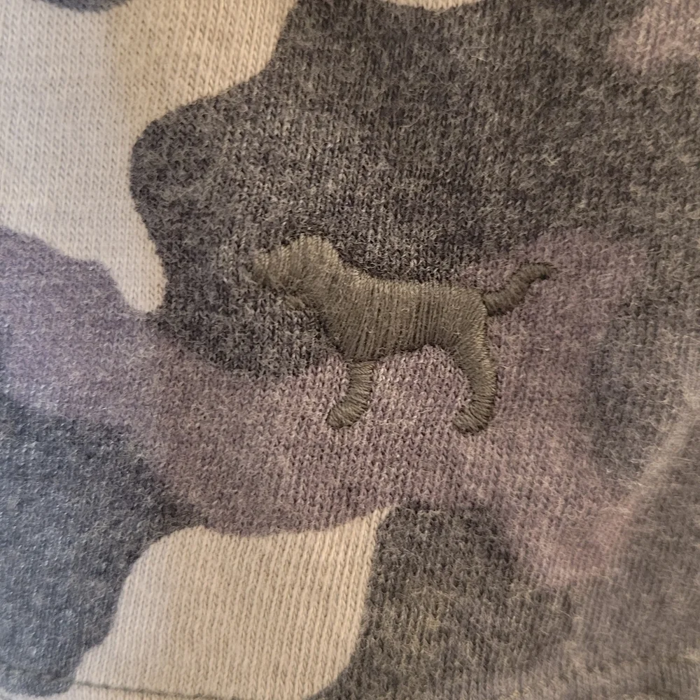 VS PINK PERFECT CREW CAMO V NECK TEE - Picture 10 of 11
